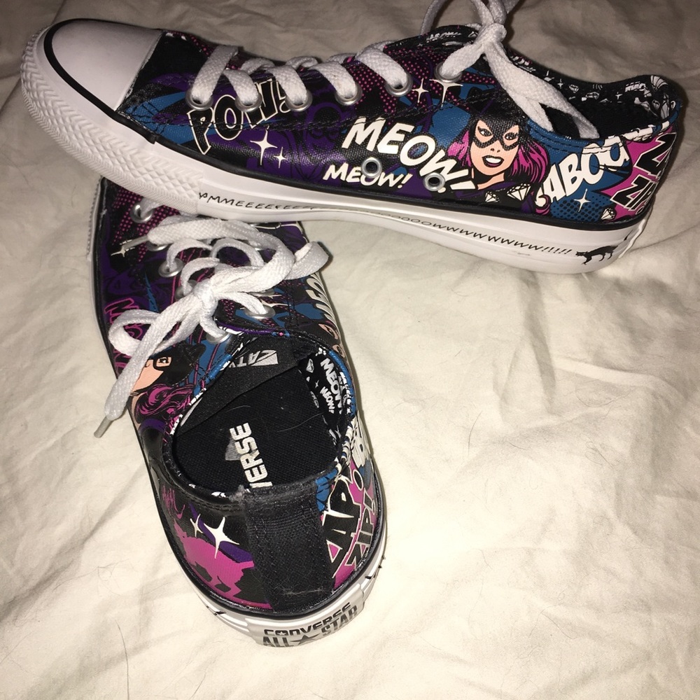 Catwomen  Chuck Taylor Low Top Converse, M 7 W 9
